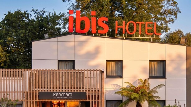 Unclassified image, 1 of 67, button - ibis Quimper (Quimper)
