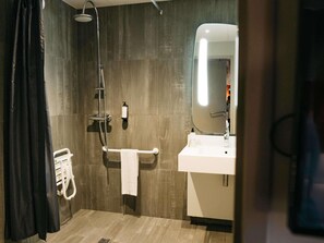 A modern bathroom with a shower, toilet, and sink. - ibis Quimper (Quimper)