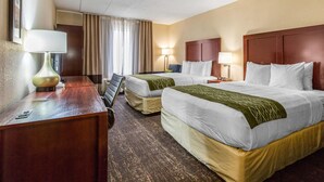 A hotel room with two beds, a desk, and a chair. - Comfort Inn College Park North (Beltsville)