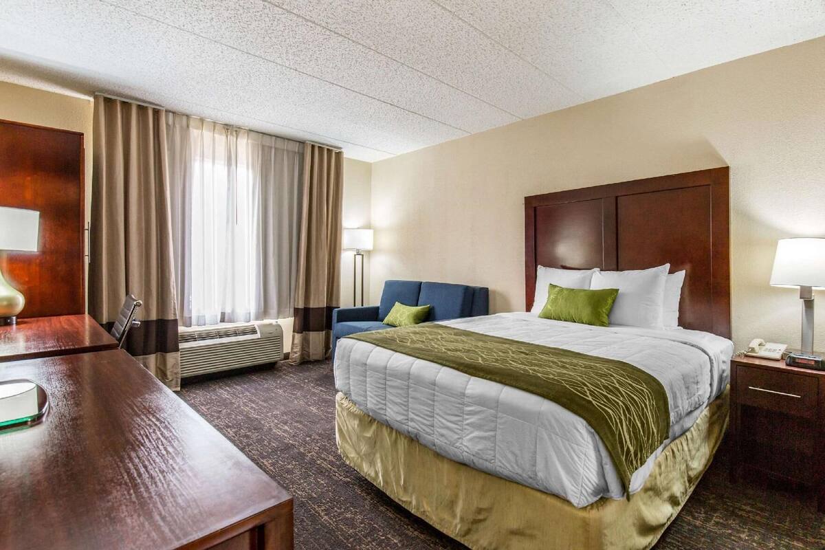 Peralatan tempat tidur premium, meja, ruang kerja komputer riba 