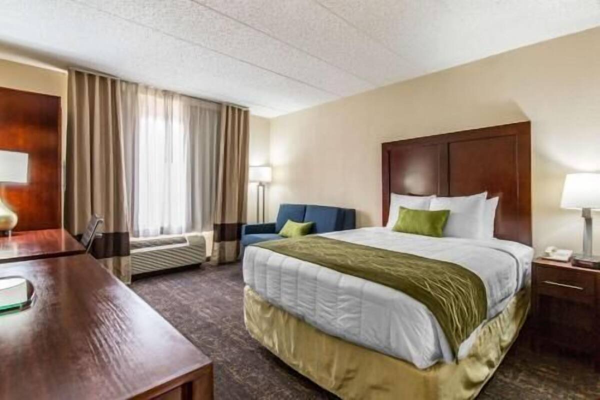 Peralatan tempat tidur premium, meja, ruang kerja komputer riba 
