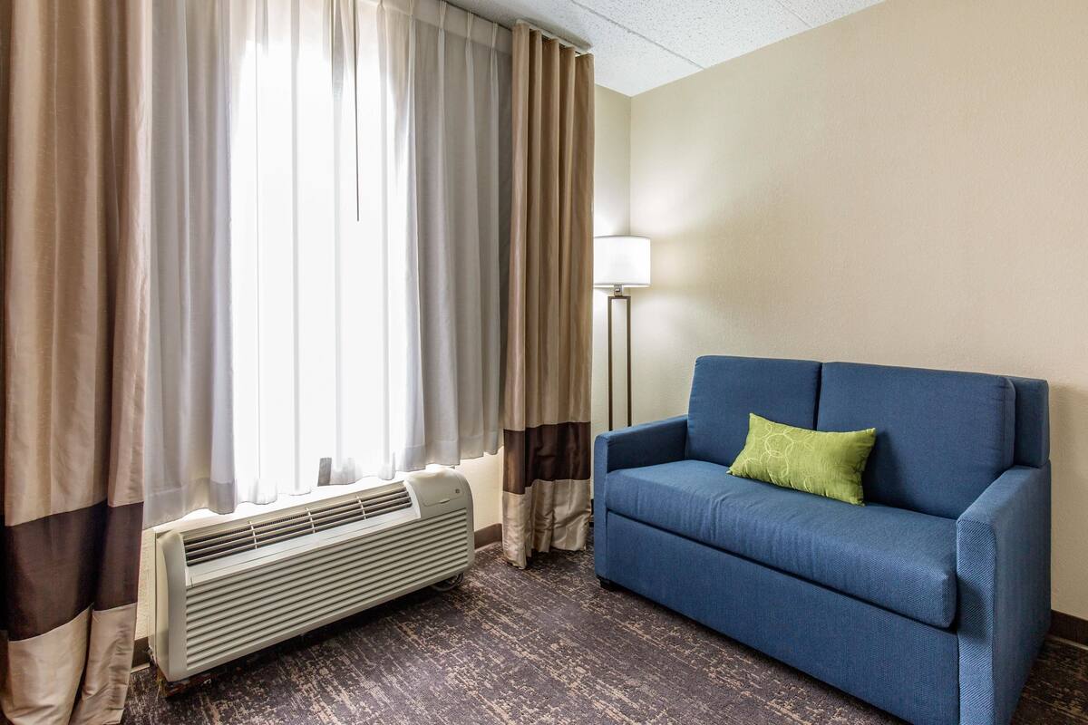 Peralatan tempat tidur premium, meja, ruang kerja komputer riba 
