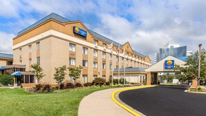 A Comfort Inn hotel with a modern design, featuring a parking lot and well-maintained landscaping. - Comfort Inn College Park North (Beltsville)