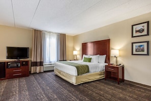 Premium bedding, desk, laptop workspace, blackout drapes - Comfort Inn College Park North (Beltsville)