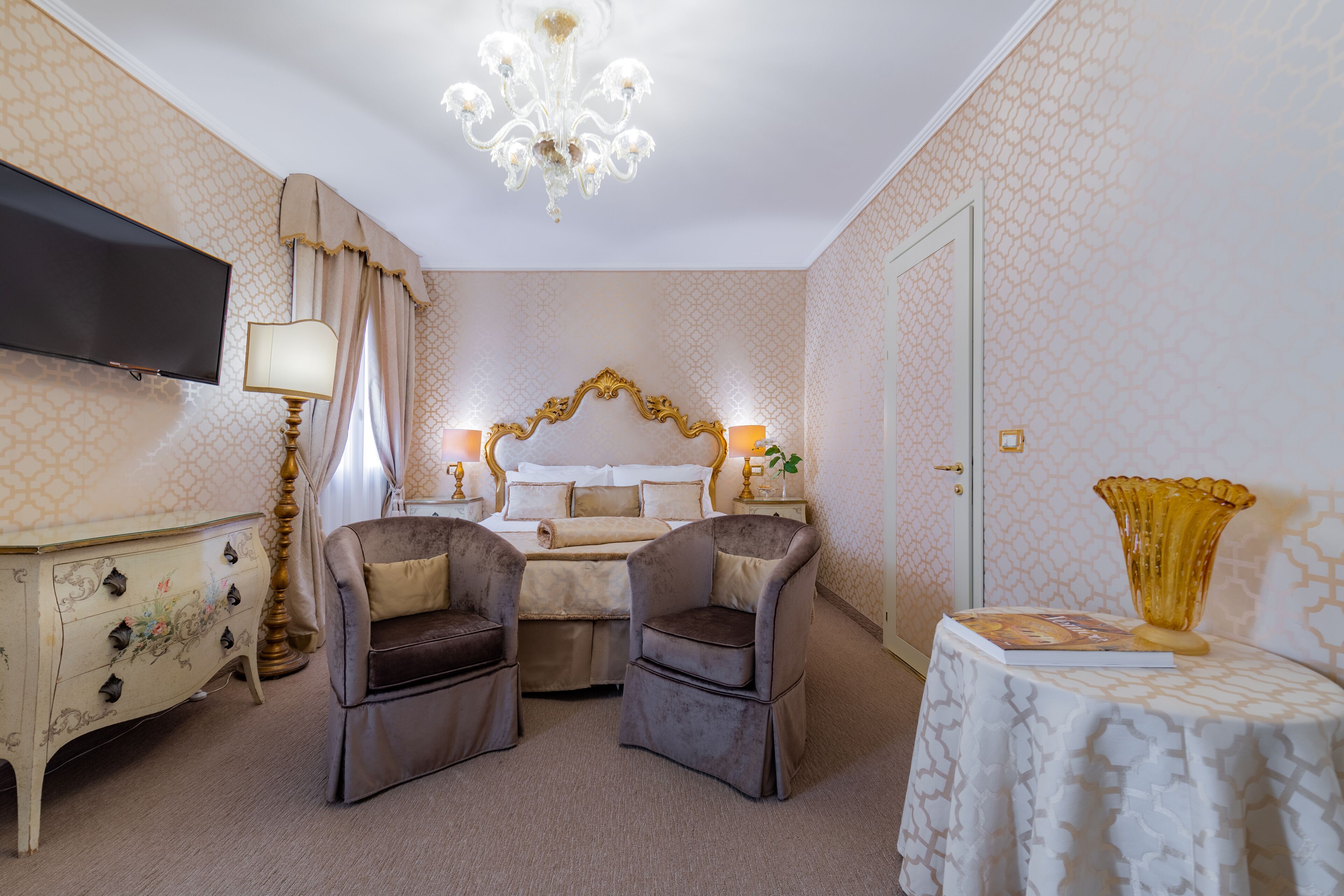 junior suite (triple) | minibar, in-room safe, individually decorated, individually furnished