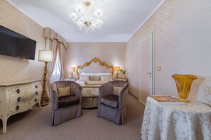 Suite junior (Triple) | Minibar, caja fuerte, decoración individual y mobiliario individual