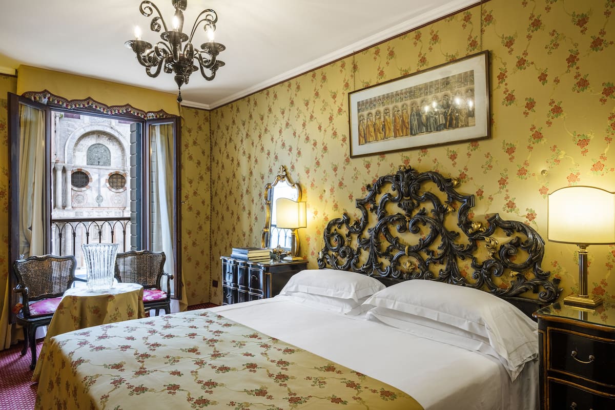 Junior-Suite (Saint Mark view) | Minibar, Zimmersafe, individuell dekoriert, individuell eingerichtet