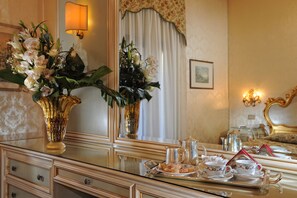 Classic Room (Venetian) | Minibar, in-room safe, individually decorated, individually furnished
