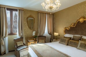 Habitación superior (Saint Mark view) | Minibar, caja fuerte, decoración individual y mobiliario individual