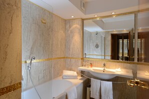 Superior Room (Saint Mark view) | Bathroom | Rainfall showerhead, free toiletries, hair dryer, slippers - Hotel Concordia (Venice)