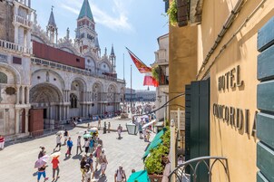 Un hotel con un cartello ben visibile che riporta 
