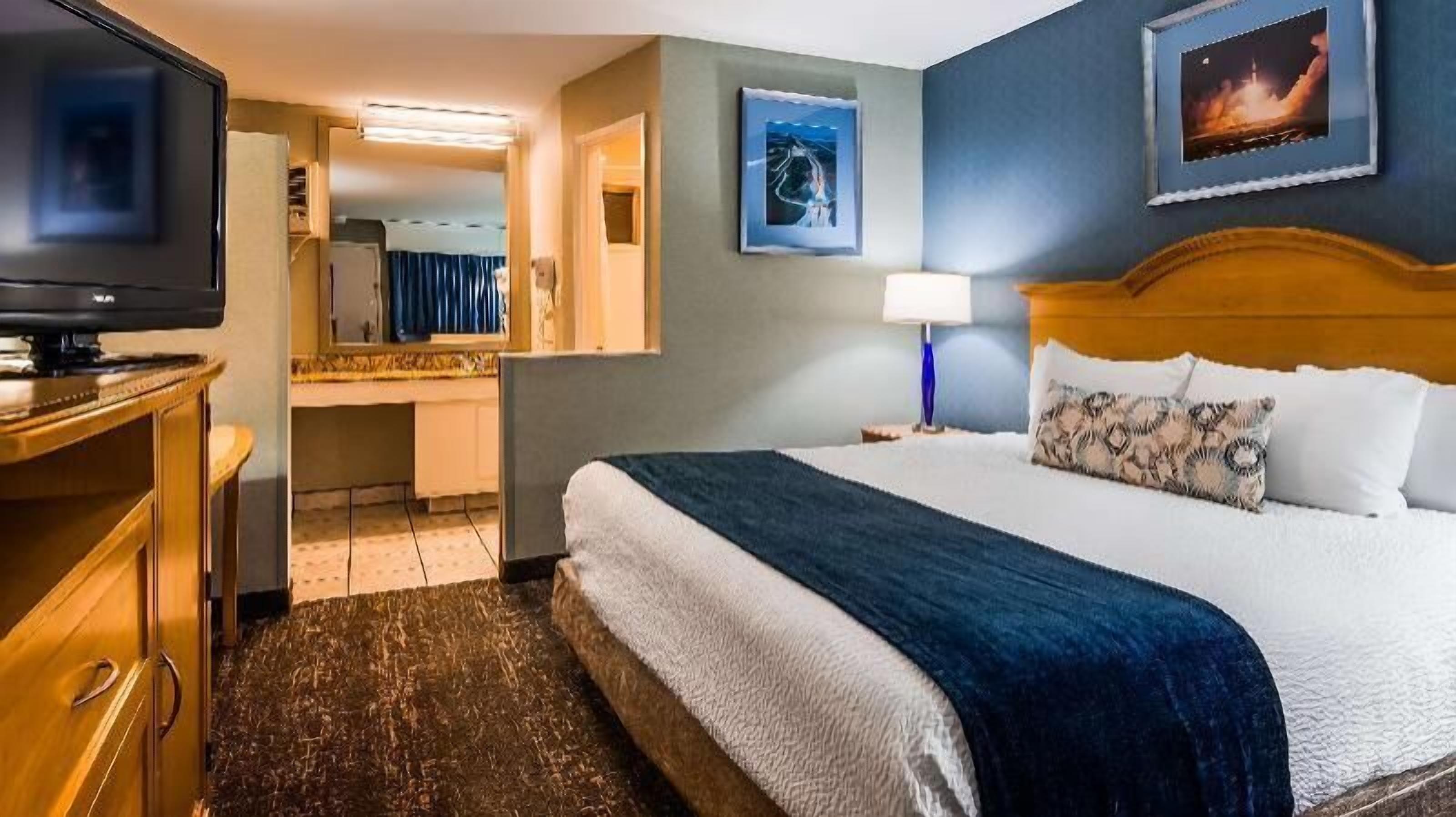 Pillowtop beds, desk, laptop workspace, blackout drapes