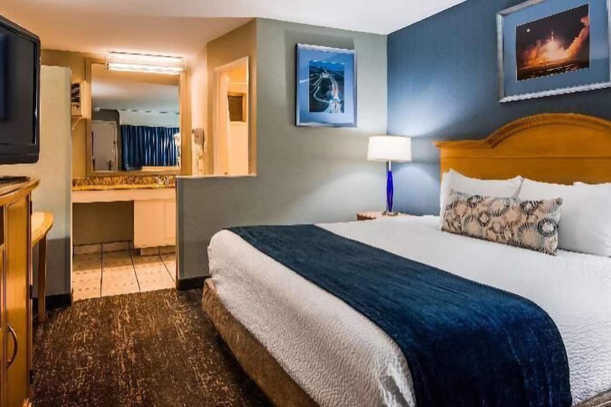 Pillowtop beds, desk, laptop workspace, blackout drapes