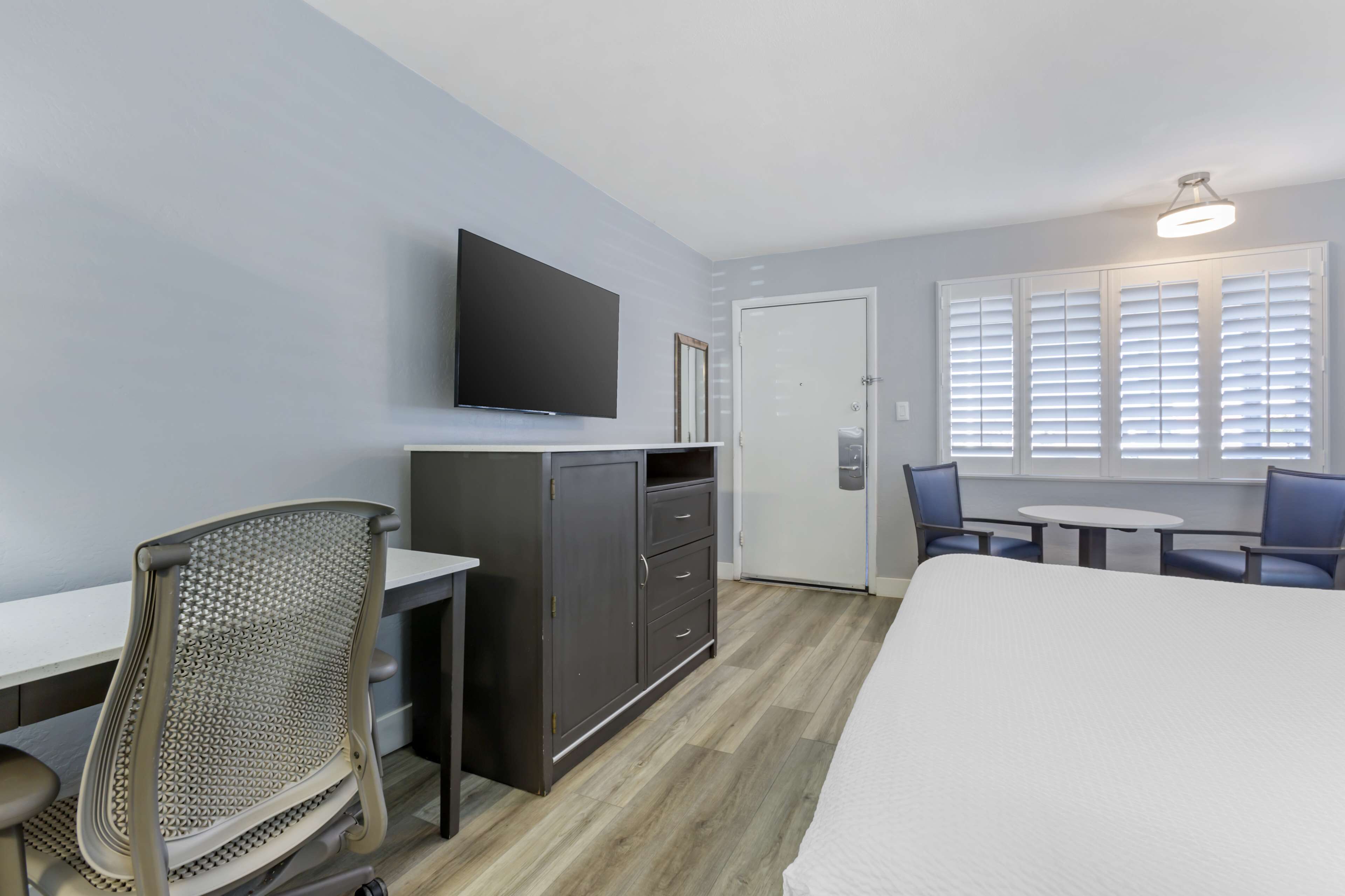 standard room, 1 king bed, non smoking | pillow-top beds, desk, laptop workspace, blackout curtains