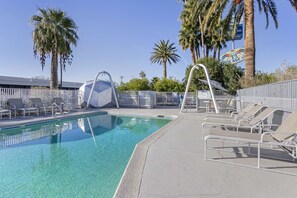 Piscine extérieure, chaises longues