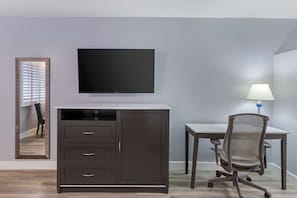 Quarto standard, 2 camas Queen, acessível, banheira | Camas com colchões pillow-top, escrivaninha