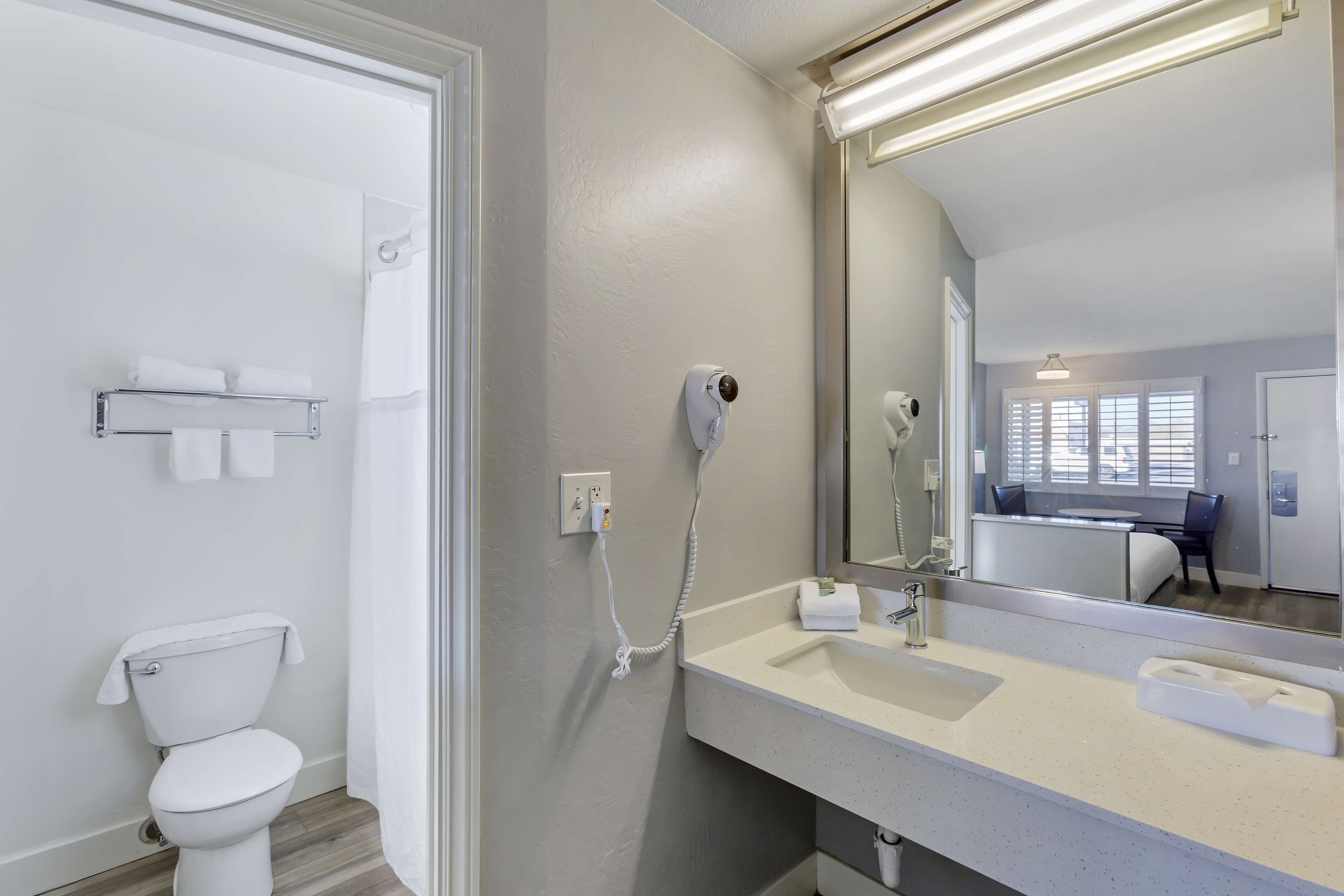 standard room, 1 king bed, non smoking | bathroom | hydromassage showerhead, free toiletries, hair dryer, towels