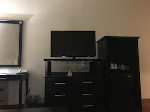 Deluxe Room, 1 King Bed, Non Smoking, Refrigerator (with Sofabed) | Bathroom