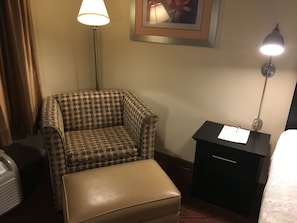 Standard Room, 1 King Bed, Non Smoking, Refrigerator | Living area