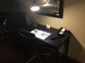 Standardzimmer, 1 King-Bett, Nichtraucher, Kühlschrank | Businesscenter im Zimmer