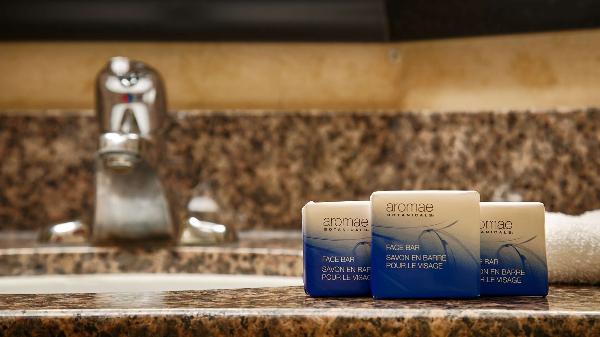 Bathroom amenities | Combined shower/tub, hair dryer, towels