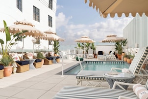 Una piscina al aire libre, cabañas de piscina gratuitas