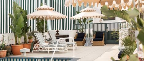 Piscina externa, funciona das 7h às 18h, barracas de cortesia