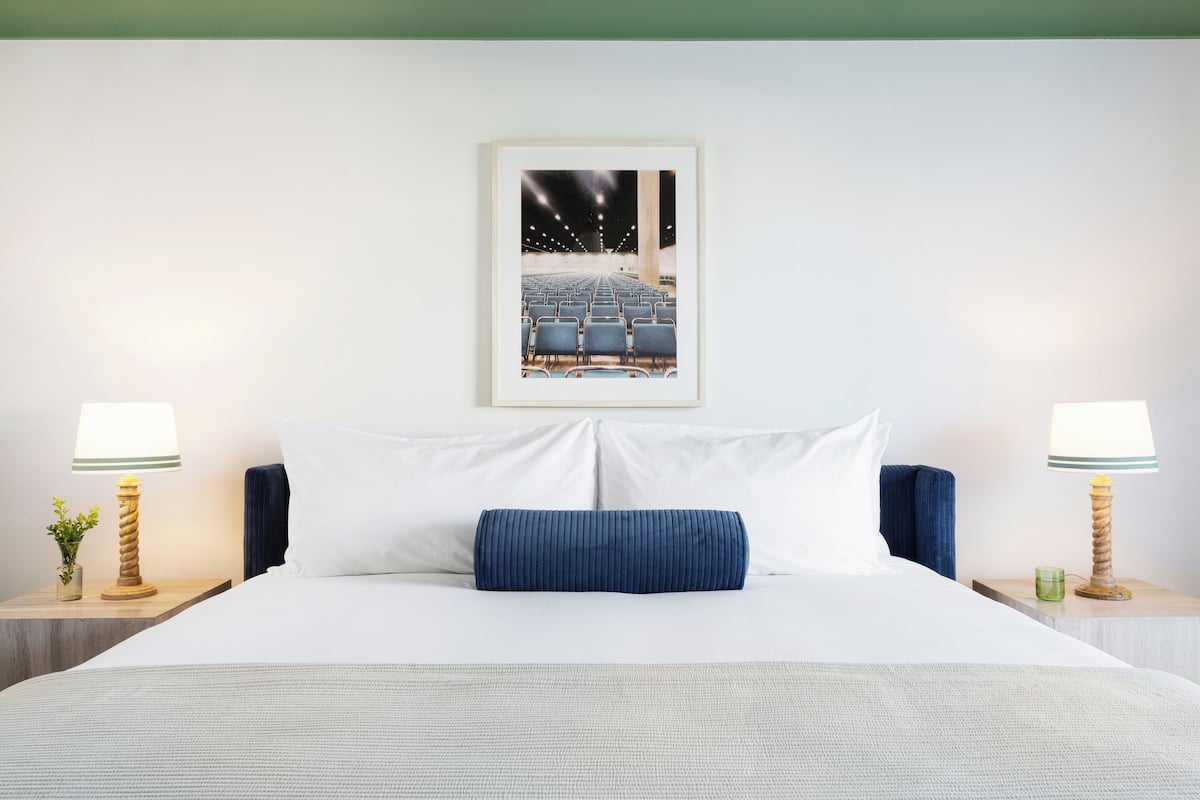 Egyptian cotton sheets, premium bedding, pillowtop beds, minibar