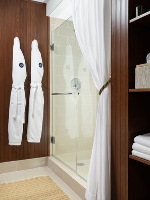 Articles de toilette de luxe, sèche-cheveux, peignoirs, chaussons