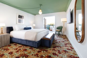 Superior Room, 1 King Bed, Balcony, Mountain View | Egyptian cotton sheets, premium bedding, pillowtop beds, minibar at Palihouse West Hollywood