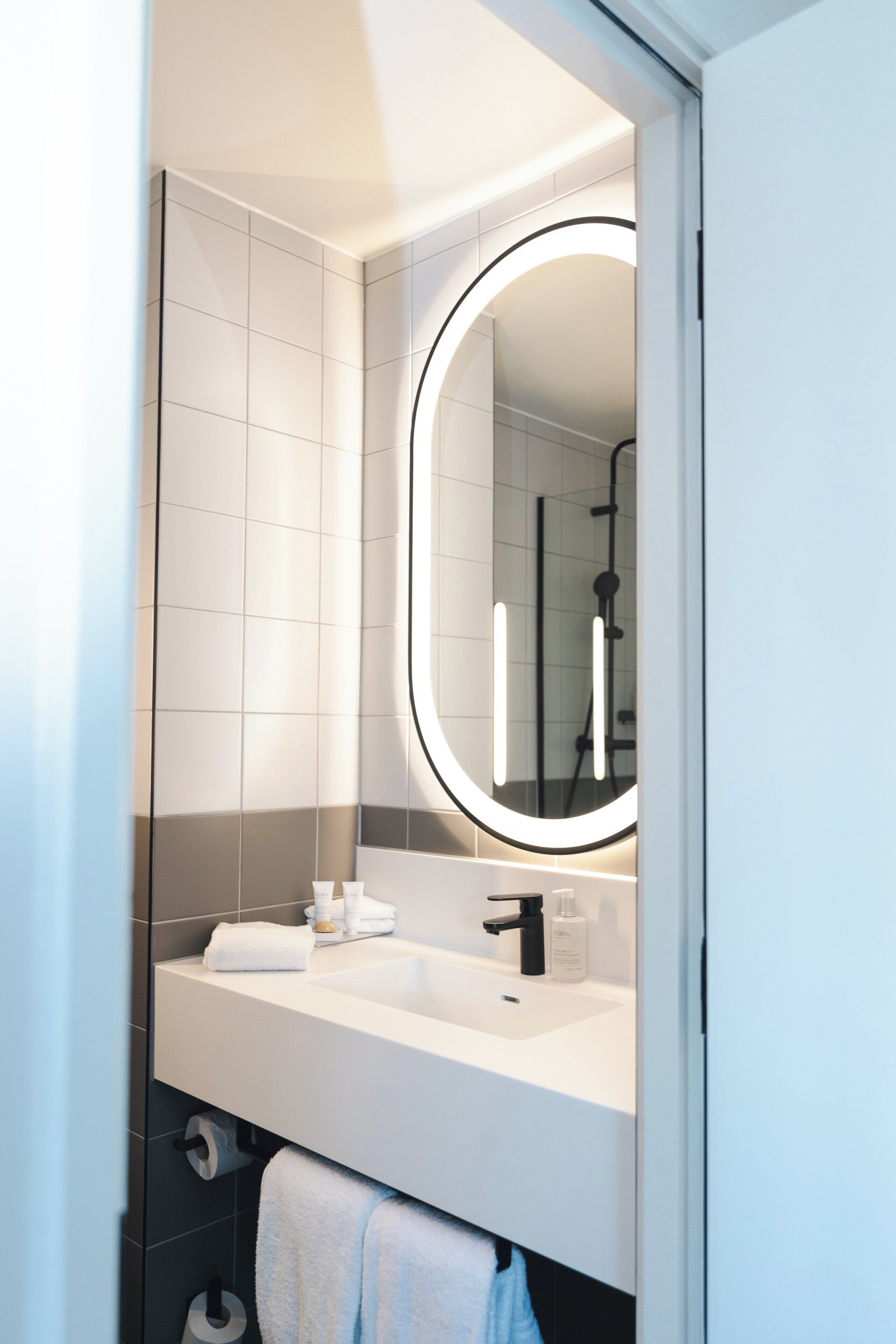 Dusche, kostenlose Toilettenartikel, Haartrockner, Handtücher