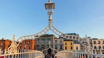 Un farol con estructura metálica decorativa y diseño tradicional.