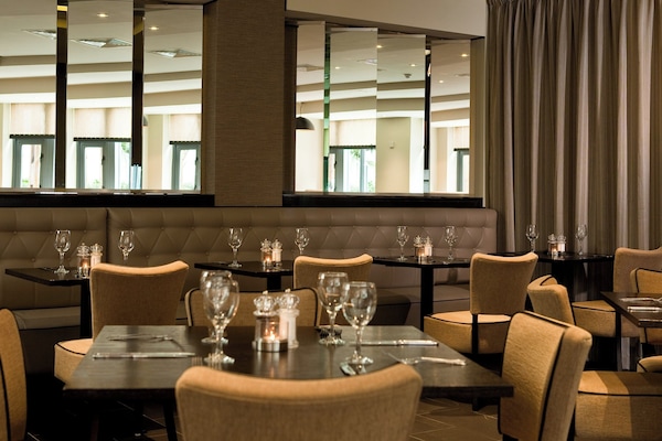 Sarapan dan makan malam dihidangkan