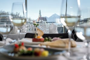 2 restaurants; breakfast, lunch, and dinner served