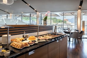 Tägliches Frühstücksbuffet (31 EUR pro Person)