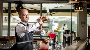 Bar en la azotea con mesas al aire libre (abre todos los días)