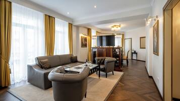 Salzburg Suite | Egyptian cotton sheets, premium bedding, minibar, in-room safe