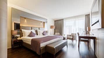 Deluxe Room, Garden View | Egyptian cotton sheets, premium bedding, minibar, in-room safe