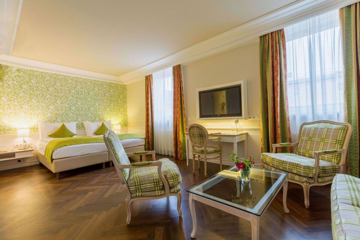 Deluxe Room, 1 King Bed (Traditional) | Living area