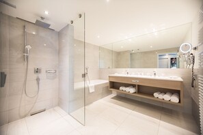 Suite junior (XL) | Baño | Amenidades de baño gratuitas, secadora de cabello, pantuflas, toallas