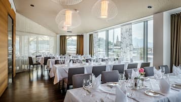 2 restaurants, breakfast, lunch served; local and international cuisine