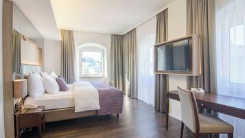 Egyptian cotton sheets, premium bedding, minibar, in-room safe