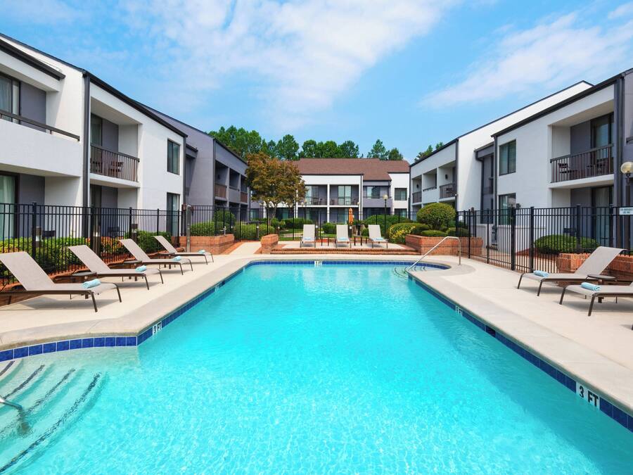 En säsongsöppen utomhuspool