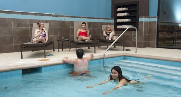 Un espace piscine comprenant des chaises longues et un vestiaire.