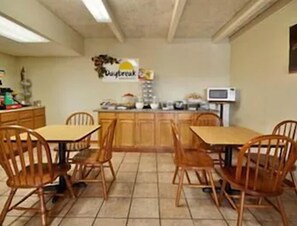 Café da manhã para viagem grátis todos os dias