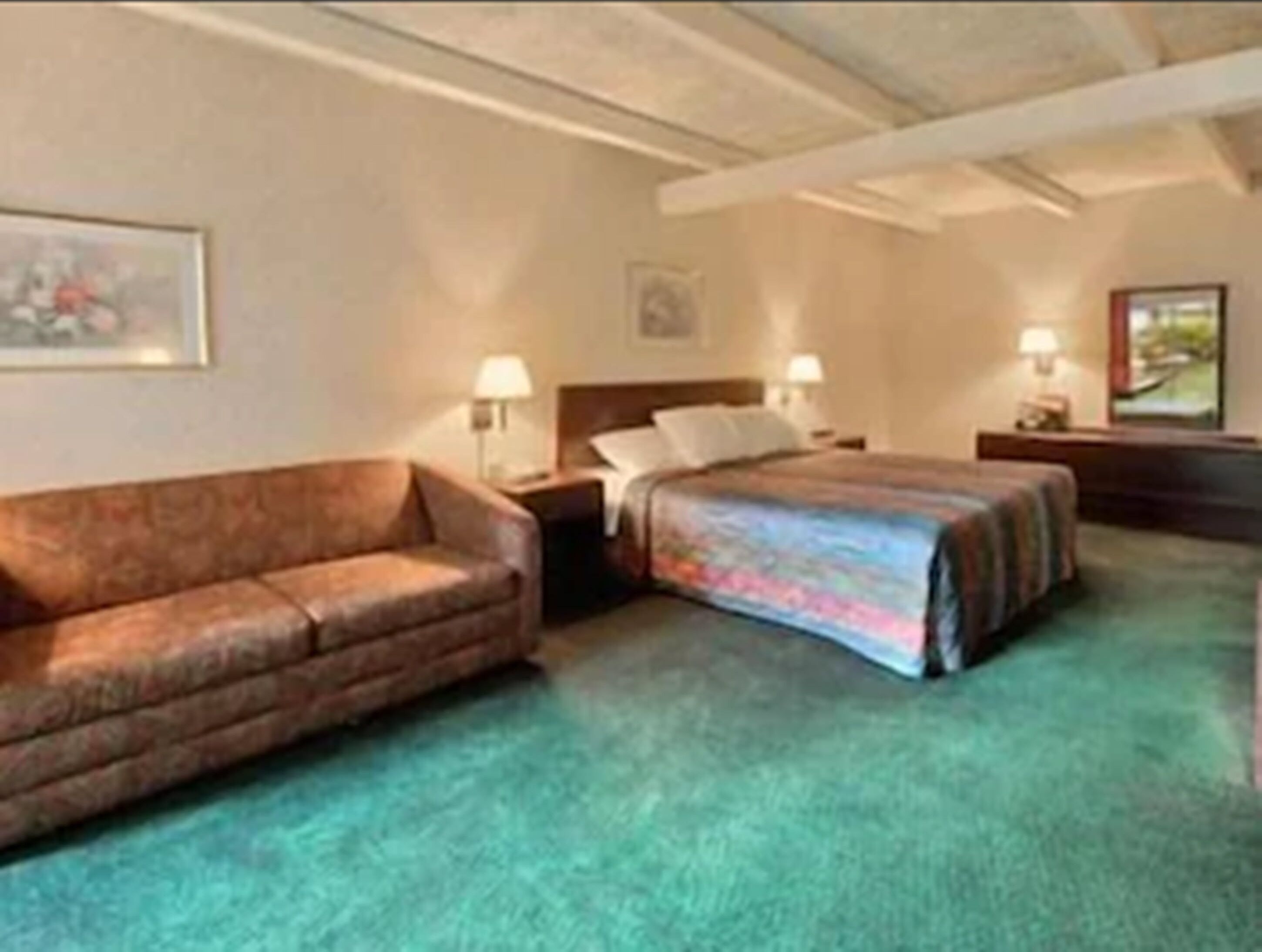 Desk, free cribs/infant beds, rollaway beds, free WiFi