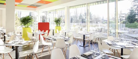 Se sirven cenas y cocina europea moderna