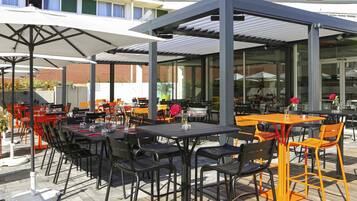 Middag serveres, moderne europeiske retter