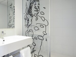 Escritorio, cortinas opacas, sistema de insonorización