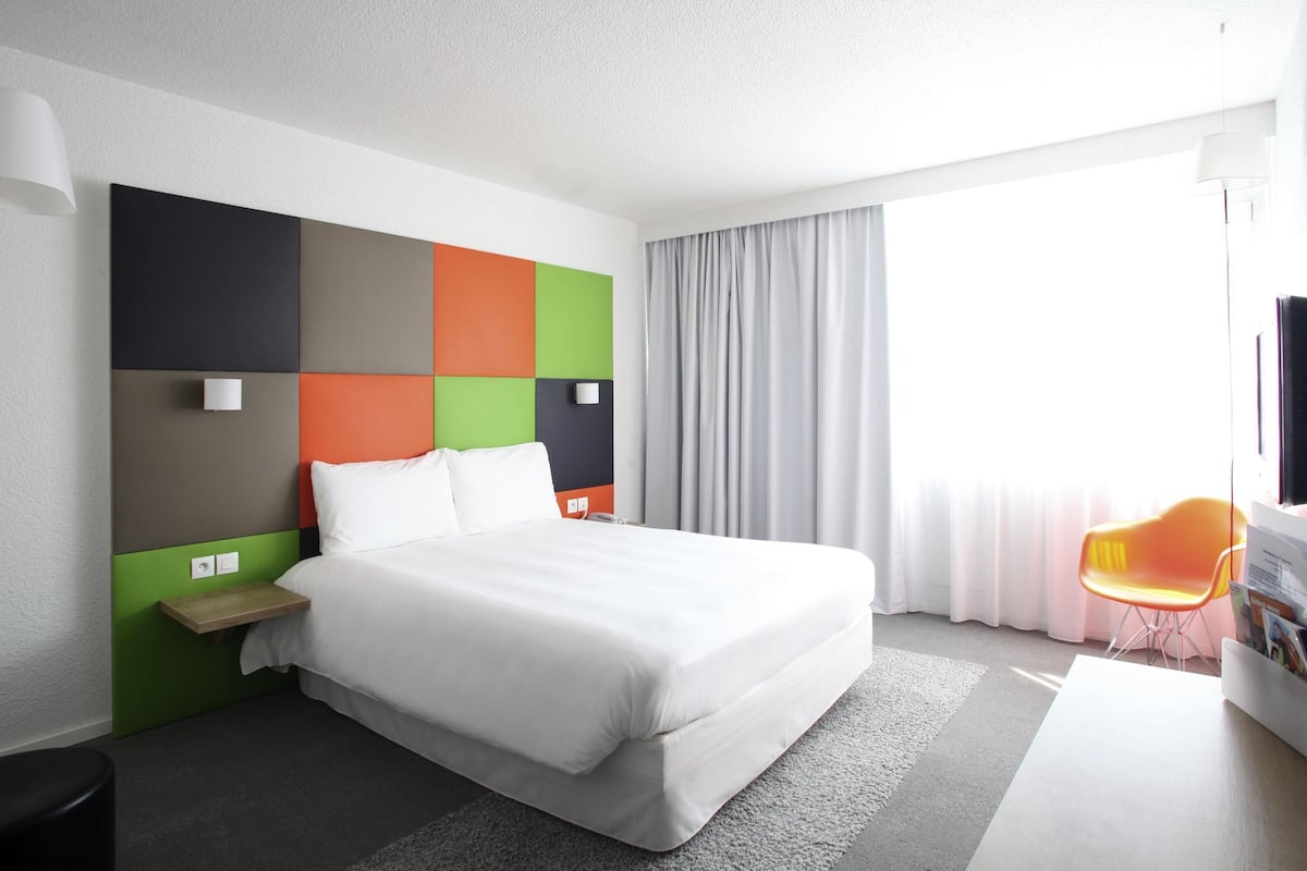 standard room, 1 double bed | desk, blackout curtains, soundproofing, iron/ironing board